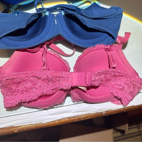 3 Beautiful Bras, 2 Victoria Secret, 1 NWT 32D and 32C , and 1 1DKNY 32D - Picture 8 of 11